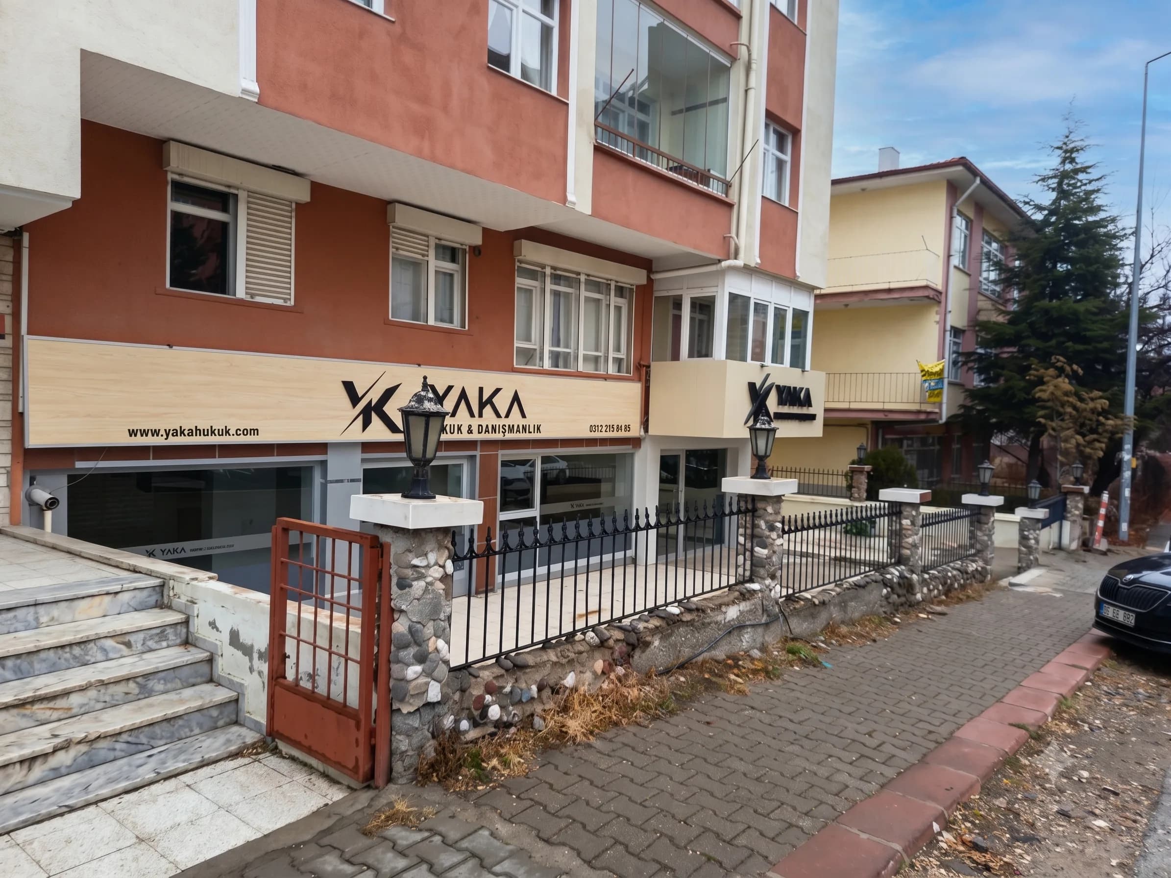 YAKA Hukuk büro binasının sokaktan görünümü — Ankara Beştepe