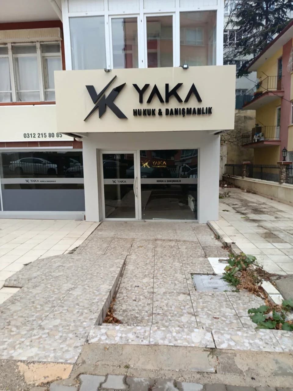 YAKA Hukuk & Danışmanlık ofisinin giriş kapısı ve tabelası